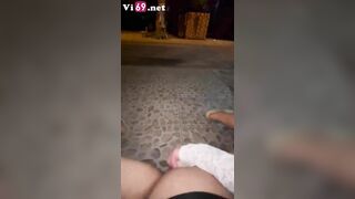 Đêm hôm chơi lướn đưa em ra trước cửa chơi public