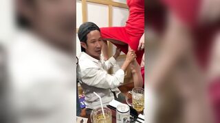Ông chú đi bia ôm liếm lồn em tay vịn