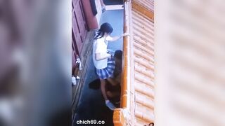 2 em học sinh đi ngoại khoá cũng lén trốn đi địt nhau dâm đang kích thích