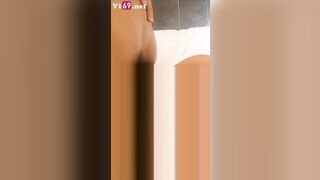 Hai tay hai súng em tham lam mút như mút kem