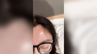 Địt e rau non kính cận dâm đãng trog nhà nghỉ làm e phê trợn trắng 2 mắt