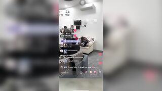 Vợ long chín ngón lộ hàng lúc chồng live