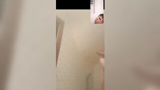 Vừa tắm vừa call video với ny