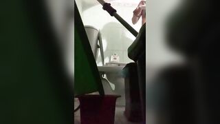quay lén em gái đi vệ sinh