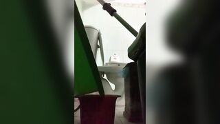quay lén em gái đi vệ sinh