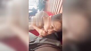 Cung em người yêu xinh đẹp bú cu public trong quán cf