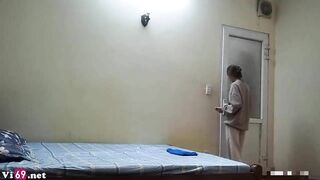 Lần đầu em đi khách nc ngoài nên em chưa quen
