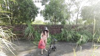 E gái xinh đẹp đam mê public show lồn khỏa thân đạp xe đi dạo quanh làng