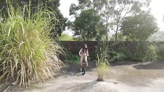 E gái xinh đẹp đam mê public show lồn khỏa thân đạp xe đi dạo quanh làng