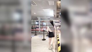 em gái thích thủ dâm nơi công cộng , cắm đuôi cáo đi khắp nơi 1