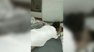 Chi gái lén vào phòng nghịch chim em rể đang ngủ say dâm đãng kích thích