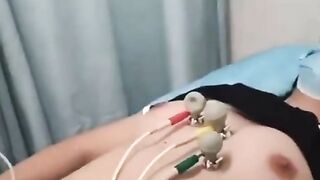 Bác sĩ quay lén bệnh nhân sinh viên vú to mới nhú