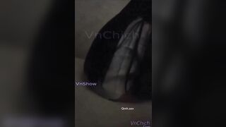 Dẫn con bạn về nhà chơi sờ vú sờ lồn non mới nhú dâm đãng