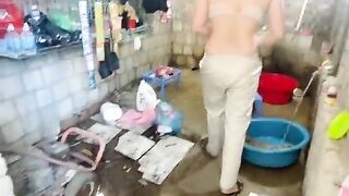Lồn ngon lắm, tắm xong bú luôn