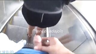 Biến thái TQ xuất tinh lên mông gái lạ