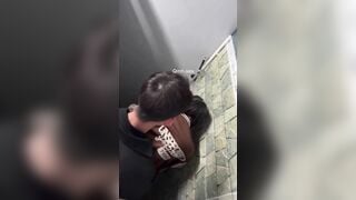 Học sinh cấp3 vào nhà vệ sinh quán nước địt nhau thì bị quay lén