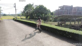 Em gái nứng lồn thích khoe lồn public đạp xe đi dạo quanh làng