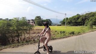 Em gái nứng lồn thích khoe lồn public đạp xe đi dạo quanh làng