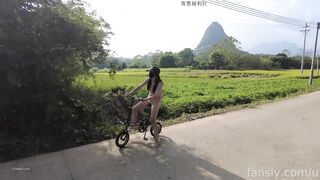 Em gái nứng lồn thích khoe lồn public đạp xe đi dạo quanh làng