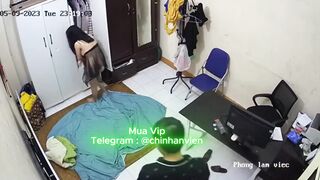 Hack Camera Nửa đêm vợ kéo chồng sang phòng khác địt rửa cái váy ngủ mới mua