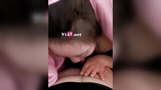 Em còn chơi ú òa trong chăn miệng đớp chim