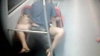 Quay lén đôi trẻ đụ trên tàu điện ngầm