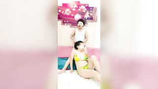 Em sinh viên đi biển cùng khách hàng