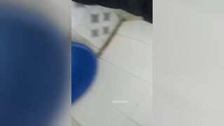 Quay Lén Gái Việt Rửa Lồn Sau Khi Đái Trong Nhà Vệ Sinh