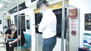 Cặp đôi đụ nhau trên xe buýt bị nhiều người phát hiện 3