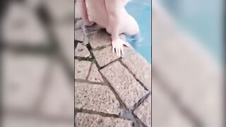 bé sbgg lồn múp vú to tròn ngồi banh lồn thủ dâm cho bố quay clip