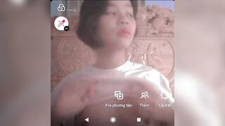 bé HS bím múp móc bím thủ dâm với bàn chải đánh răng