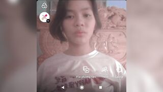 bé HS bím múp móc bím thủ dâm với bàn chải đánh răng