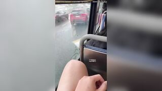 Gặp em gái dâm trên xe buýt được em nó sục caecj bú cu cho sướng hết cả cặc