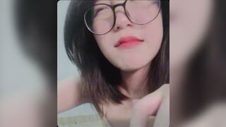 bé HS kính cận dâm đãng lồn non tơ show hàng thủ dâm cực nứng