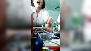 Địt em gái mới lớn khi đang trang điểm sướng vl ra