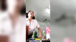 Địt em gái mới lớn khi đang trang điểm sướng vl ra