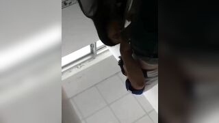 Quay lén bú cu cho người yêu trong wc