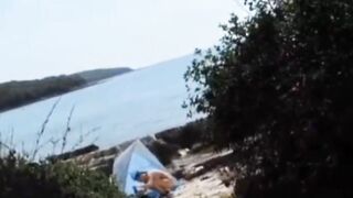 Biến thái lén lút xuất lên em teen cắm trại