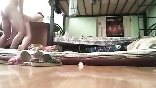 Nhân lúc bạn vắng nhà dẫn gái về phòng địt nhau luôn vú to lồn ngon siêu dâm