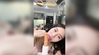 Hôm nay Thiên Kim Tiểu thư đã dán show lồn và thủ dâm cả lỗ đít