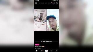 GÁI XINH TRẢ KÈO HẤT CHAI NƯỚC BẰNG LỒN