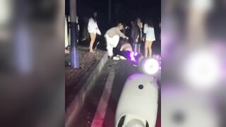 GÁI XINH TRUNG QUỐC ĐÁNH NHAU LỘT ĐỒ