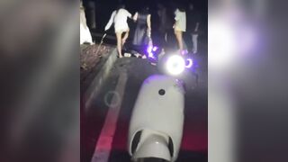 GÁI XINH TRUNG QUỐC ĐÁNH NHAU LỘT ĐỒ