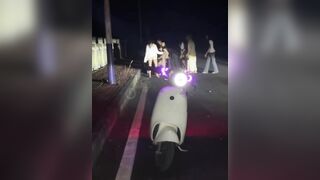 GÁI XINH TRUNG QUỐC ĐÁNH NHAU LỘT ĐỒ