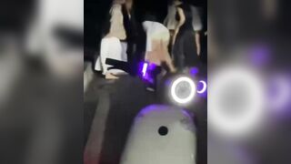 GÁI XINH TRUNG QUỐC ĐÁNH NHAU LỘT ĐỒ