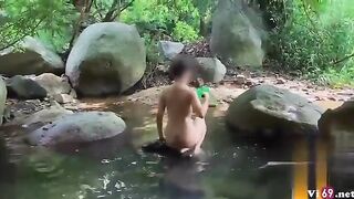 Rủ con bạn Đi Picnic Tắm ở sông xong thủ dâm cho nhau djt sướng vl