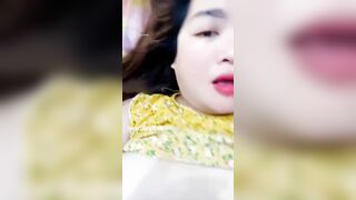 Bố chồng ơi! Lồn con to quá, bố rủ ai đến đây cùng địt con đi