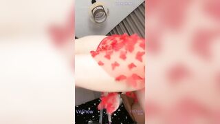 Em gái mặc đồ đỏ sexy thủ dâm chảy nước lồn siêu ngon