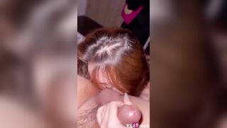 Biểu cảm cực dâm của em gái xinh liếm đít cưỡi ngựa