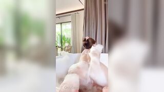 Em gái dâm vú to lồn múp vừa tắm vừa khoe hàng dâm đãng